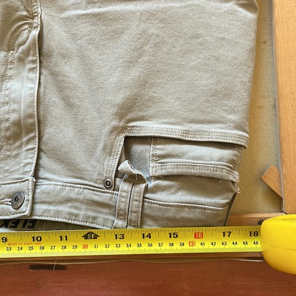 Duluth Trading Co. “Flex Fire Hose” Heavy Duty Work Shorts in Khaki - Size 36 - Picture 7 of 9